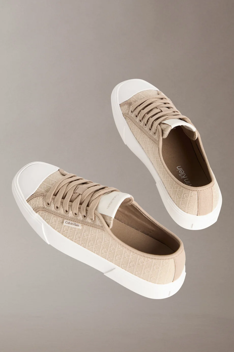 Calvin Klein Vulkanize Düşük Bilekli Bağcıklı Tamamı Baskılı Kanvas Kadın Bej Sneaker HW0HW03142-A04