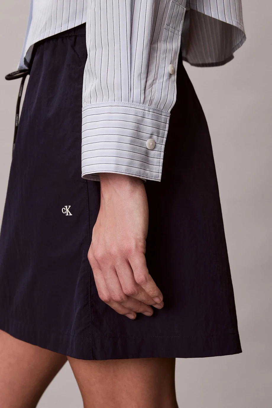 Calvin Klein İpliği Boyalı Pamuklu Poplin Kısa Kesim Kadın Mavi Gömlek LV047F105G-C1O