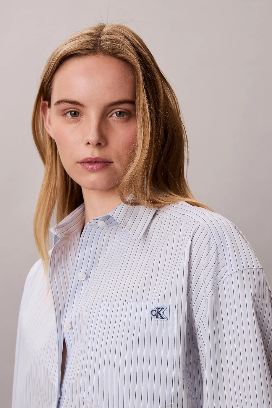 Calvin Klein İpliği Boyalı Pamuklu Poplin Kısa Kesim Kadın Mavi Gömlek LV047F105G-C1O