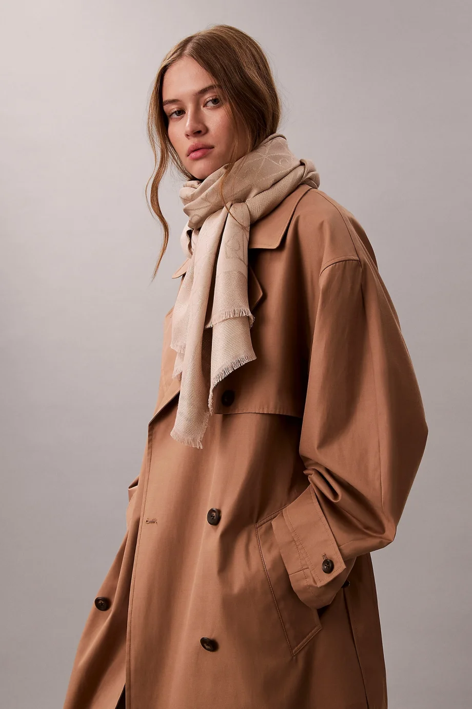 Calvin Klein Amblem Tamamı Baskılı Parlak Ton Sür Ton Kadın Gri Şal LV04F8062G-QBV