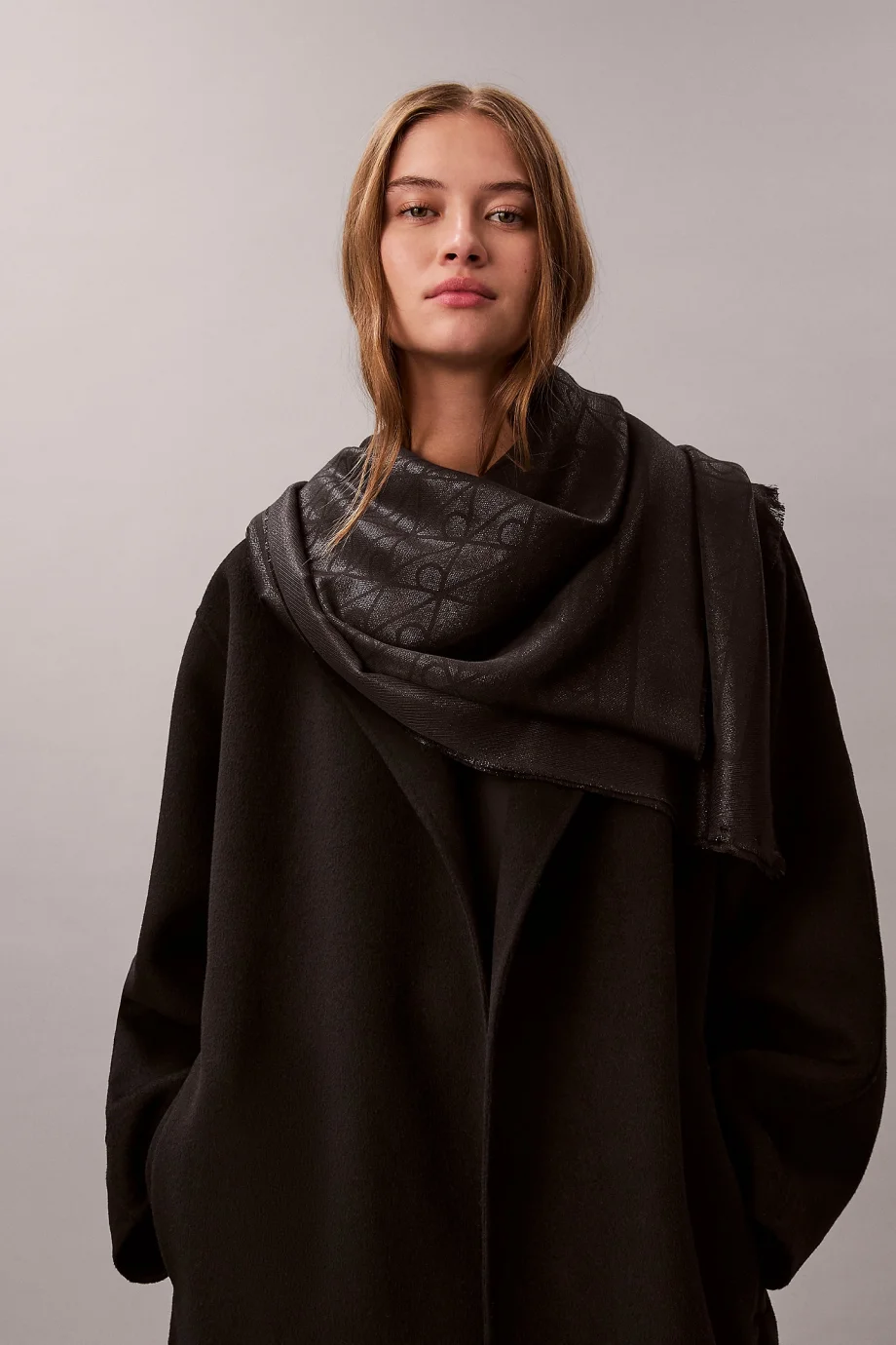 Calvin Klein Amblem Tamamı Baskılı Parlak Ton Sür Ton Kadın Siyah Şal LV04F8062G-UB1