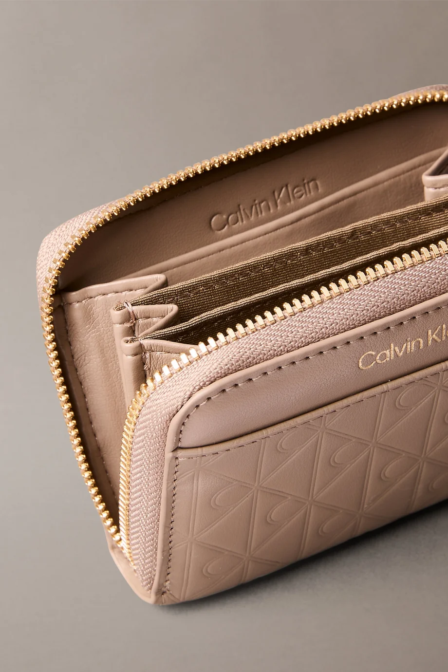 Calvin Klein Amblemli Tamamı Baskılı Kabartmalı Fermuarlı Kadın Kahverengi Cüzdan LV04F1081G-VFU
