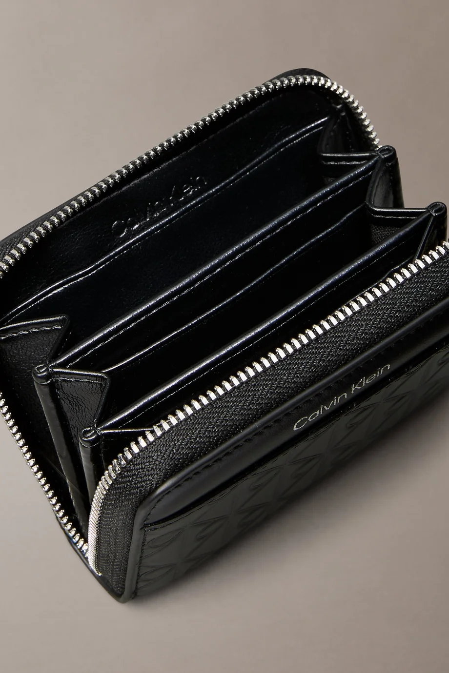 Calvin Klein Amblemli Tamamı Baskılı Kabartmalı Fermuarlı Kadın Siyah Cüzdan LV04F1081G-UB1