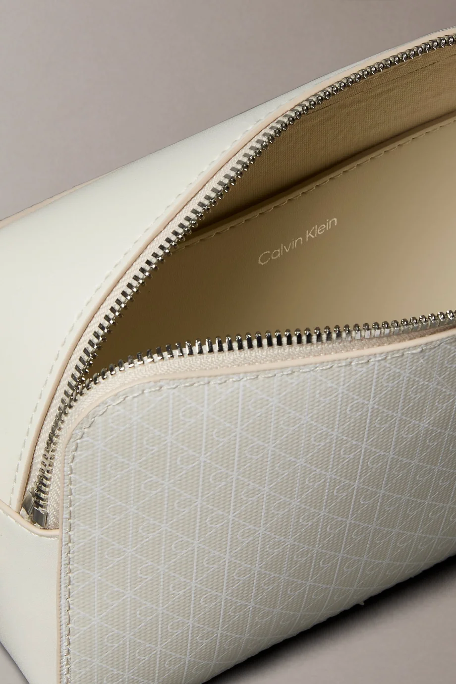 Calvin Klein Amblemli Tamamı Baskılı Uzun Kamera Kadın Haki Çapraz Çanta LV04F3268G-2XB