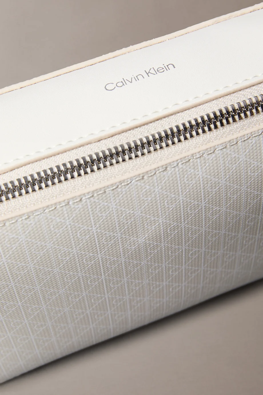 Calvin Klein Amblemli Tamamı Baskılı Uzun Kamera Kadın Haki Çapraz Çanta LV04F3268G-2XB