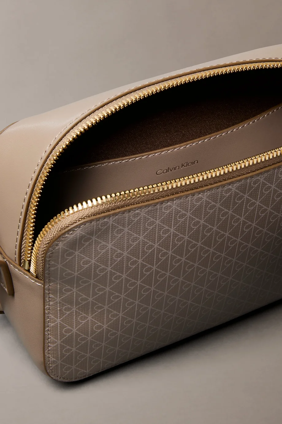 Calvin Klein Amblemli Tamamı Baskılı Uzun Kamera Kadın Haki Çapraz Çanta LV04F3268G-3I6