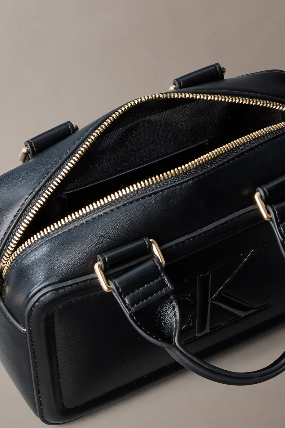 Calvin Klein Bold CK Bauletto Çapraz Askılı Kadın Siyah Çapraz Çanta LV04F3411G-UB1