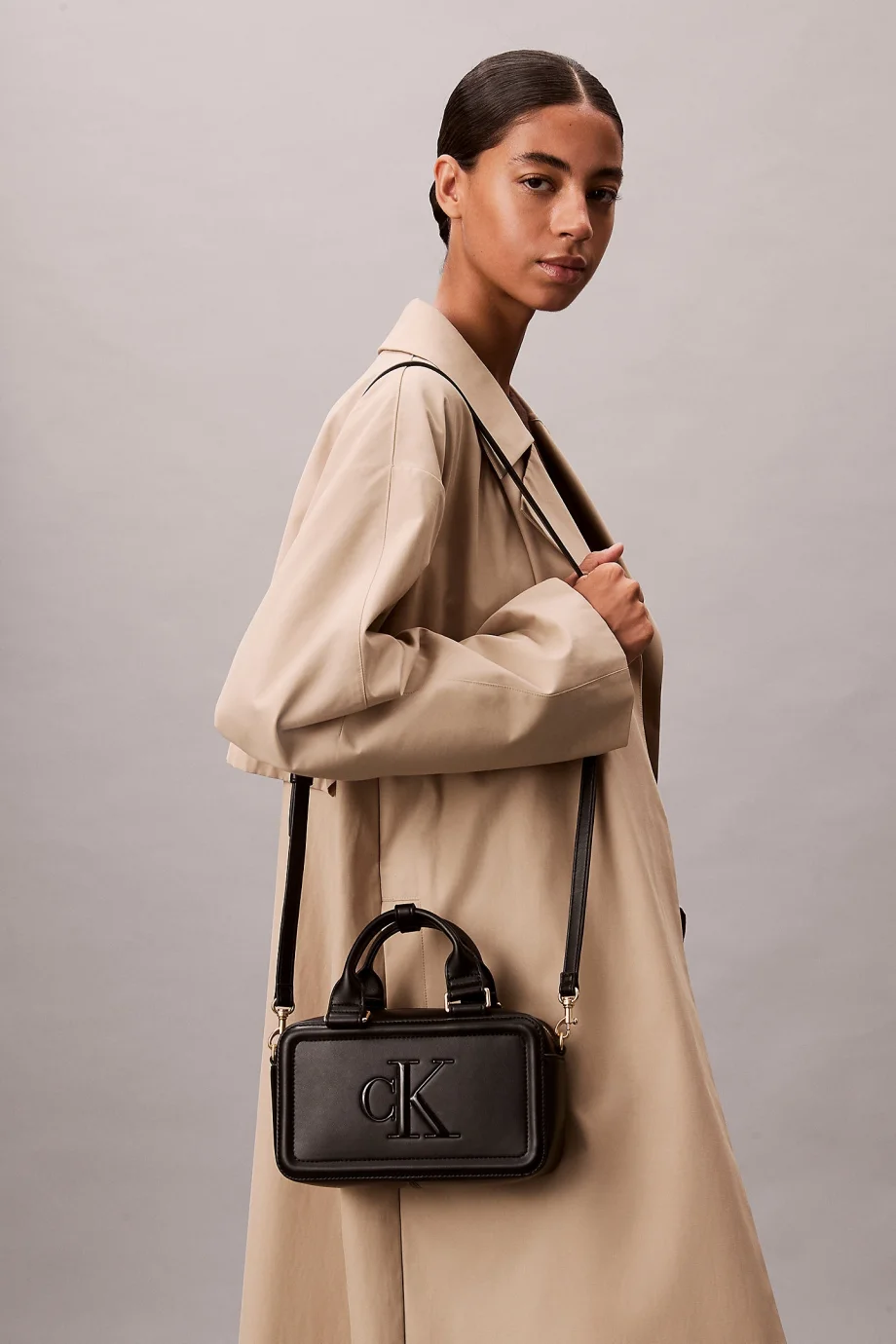 Calvin Klein Bold CK Bauletto Çapraz Askılı Kadın Siyah Çapraz Çanta LV04F3411G-UB1