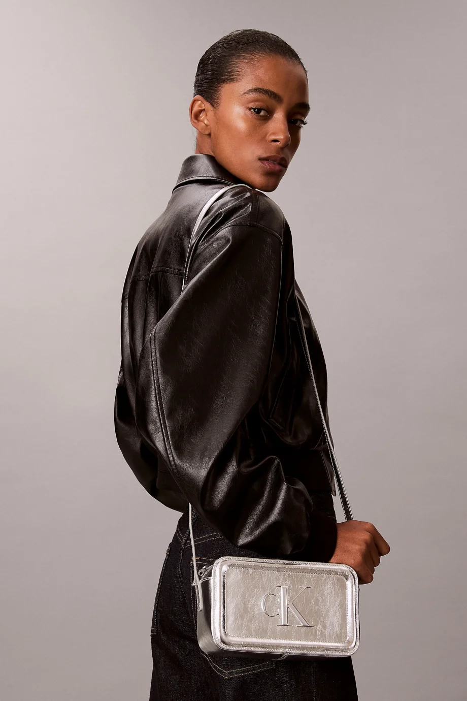 Calvin Klein Bold CK Metalik Kamera Kadın Metalik Gri Çapraz Çanta LV04F3331G-3JH