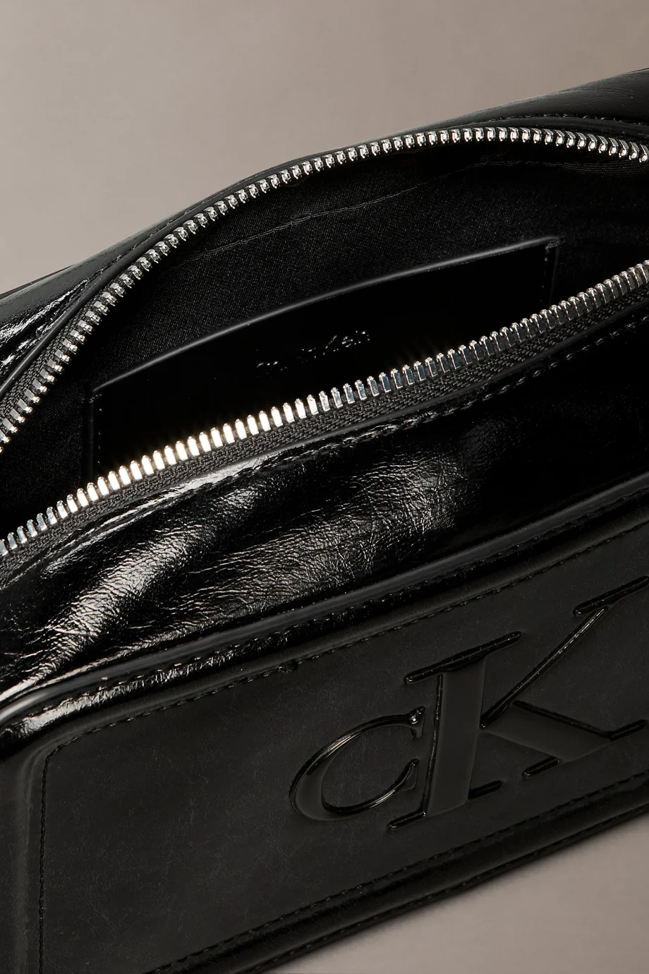 Calvin Klein Bold CK Metalik Kamera Kadın Siyah Çapraz Çanta LV04F3331G-UB1