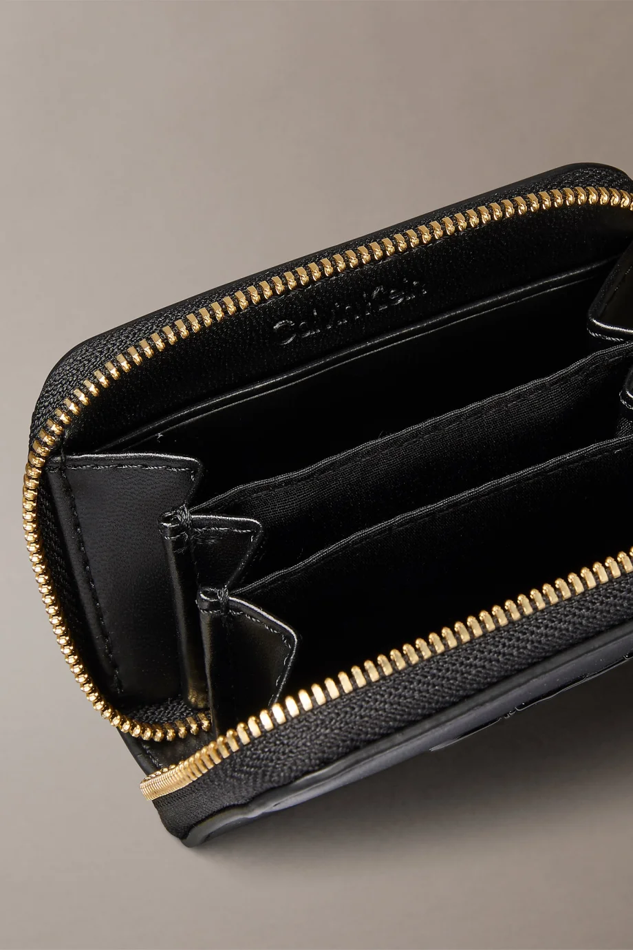 Calvin Klein Bold CK Orta Boy Fermuarlı Kadın Siyah Cüzdan LV04F1154G-UB1