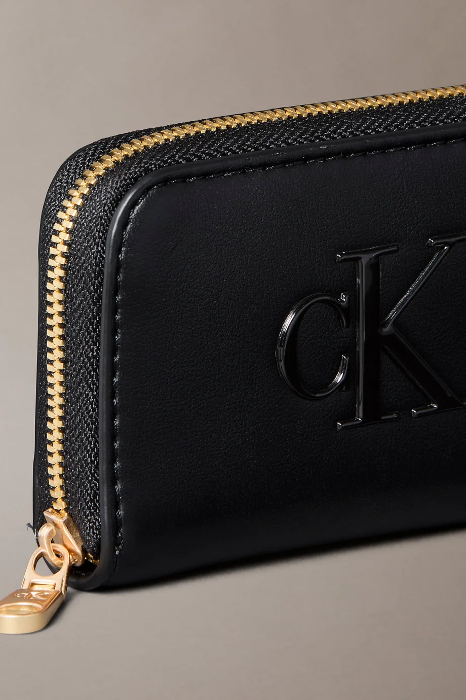 Calvin Klein Bold CK Orta Boy Fermuarlı Kadın Siyah Cüzdan LV04F1154G-UB1
