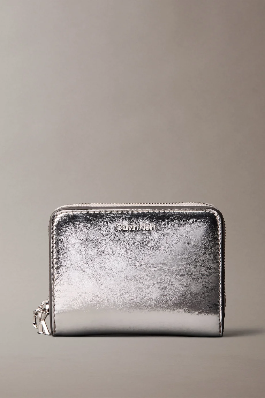 Calvin Klein CK Metalik Kapaklı Fermuarlı Kadın Metalik Gri Cüzdan LV04F1103G-3JH