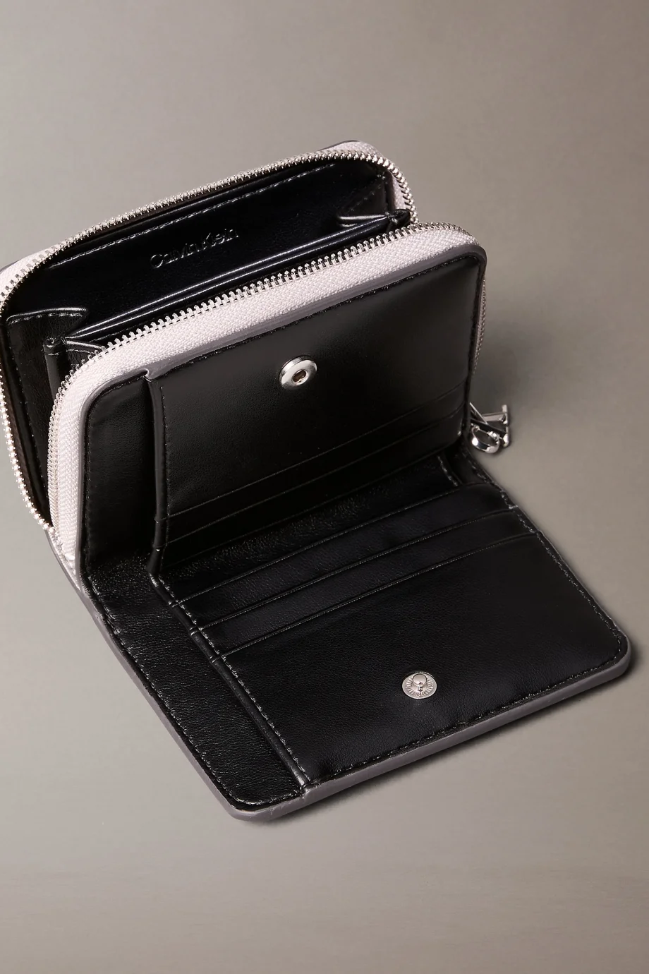 Calvin Klein CK Metalik Kapaklı Fermuarlı Kadın Metalik Gri Cüzdan LV04F1103G-3JH