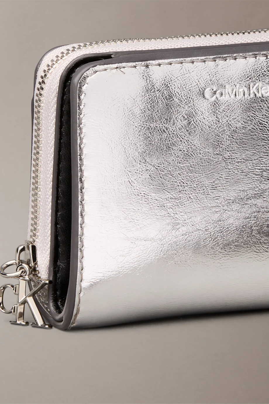 Calvin Klein CK Metalik Kapaklı Fermuarlı Kadın Metalik Gri Cüzdan LV04F1103G-3JH