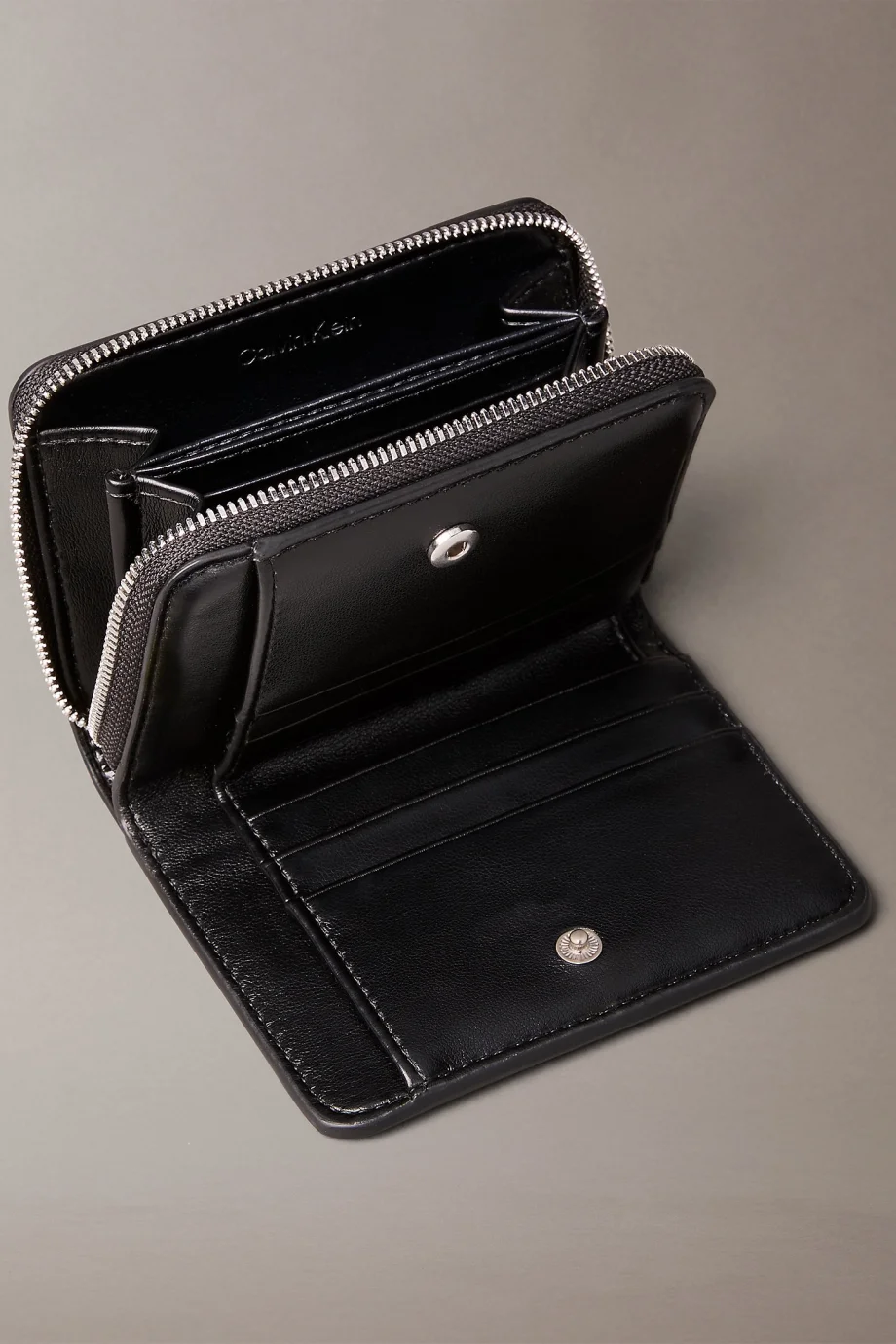 Calvin Klein CK Metalik Kapaklı Fermuarlı Kadın Siyah Cüzdan LV04F1103G-UB1