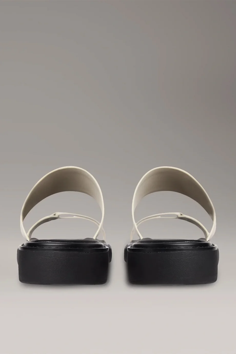 Calvin Klein Halat Detaylı Yumuşak Deri Monogramlı Kadın Siyah  Sandalet YW0YW01864-0HG