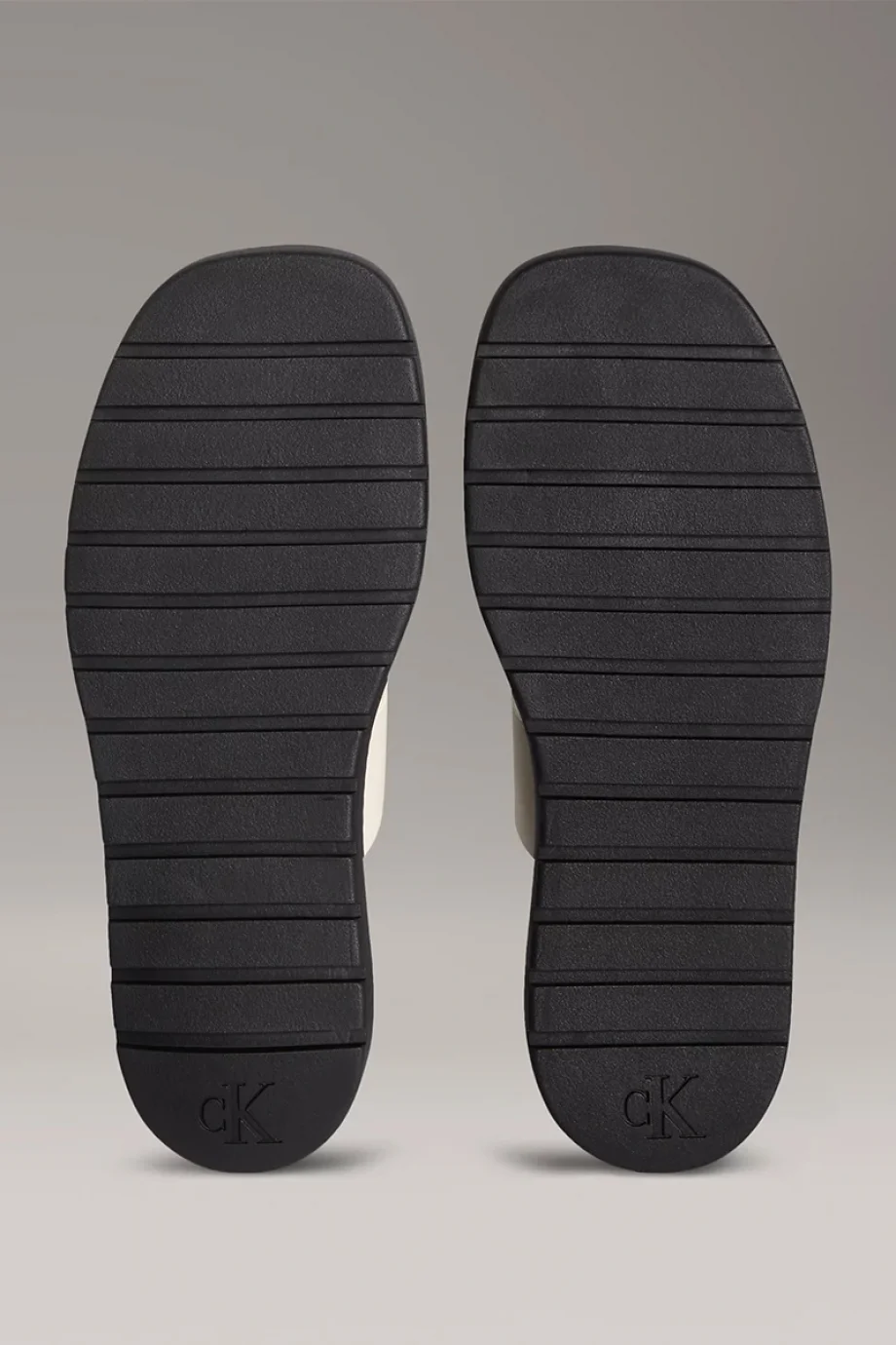 Calvin Klein Halat Detaylı Yumuşak Deri Monogramlı Kadın Siyah  Sandalet YW0YW01864-0HG