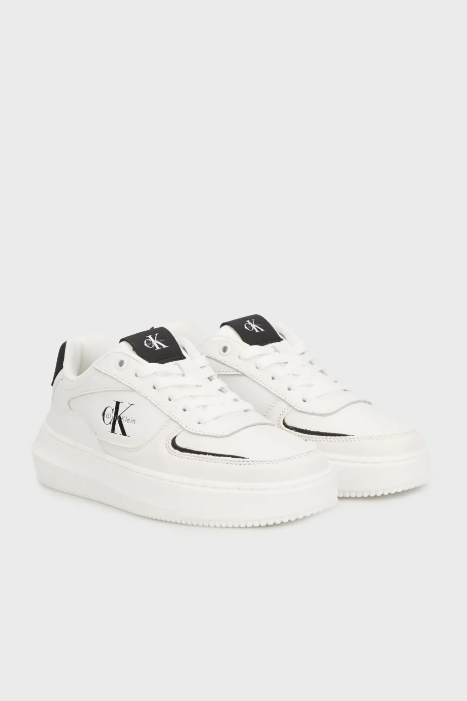 Calvin Klein Kalın Tabanlı Bileksiz Deri-Nubuk Monogramlı Kadın Beyaz Sneaker YW0YW02001-01W