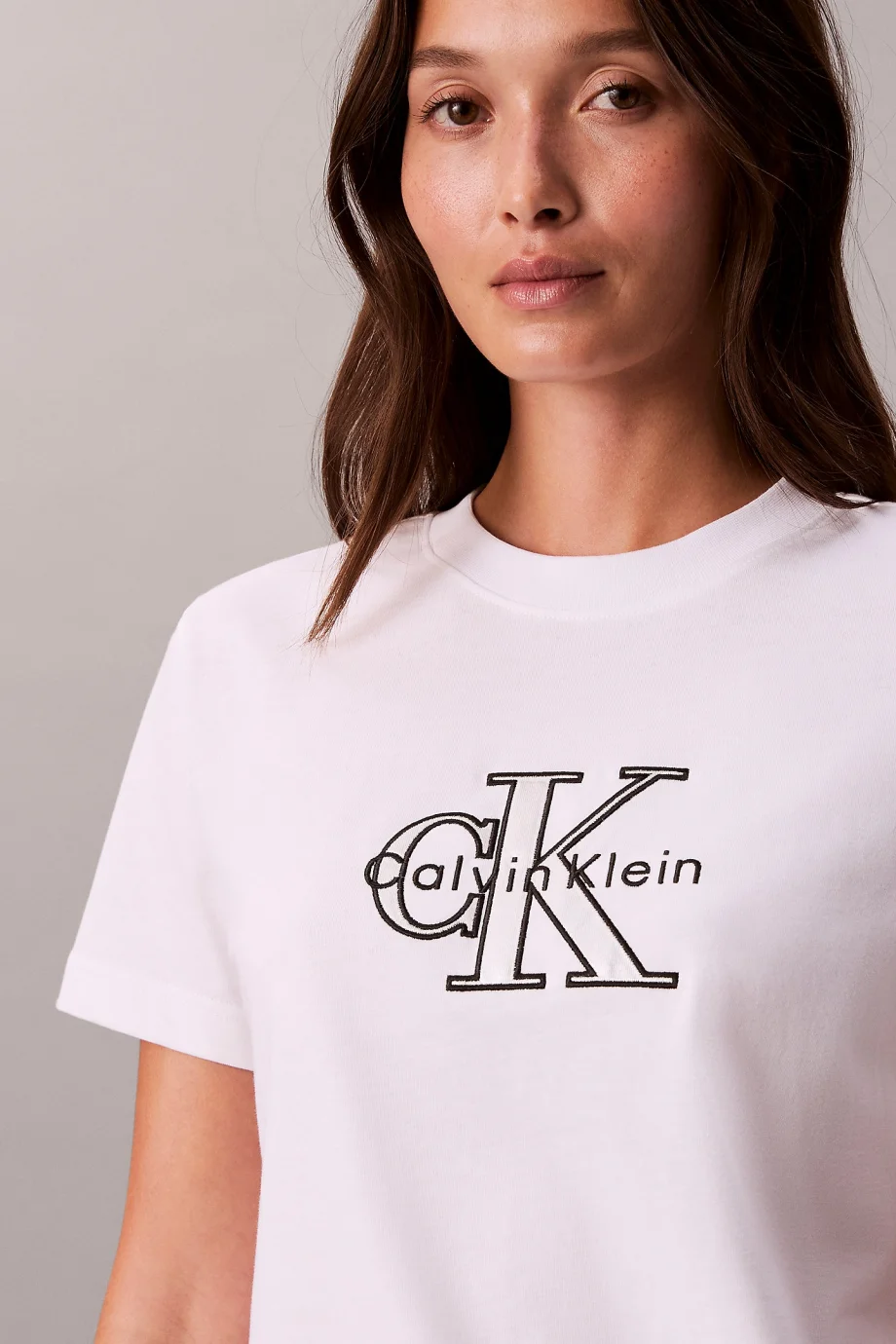 Calvin Klein Kısa Kollu Klasik Monologo Metalik Bisiklet Yaka Kadın Beyaz T-shirt LV047E819G-YAA