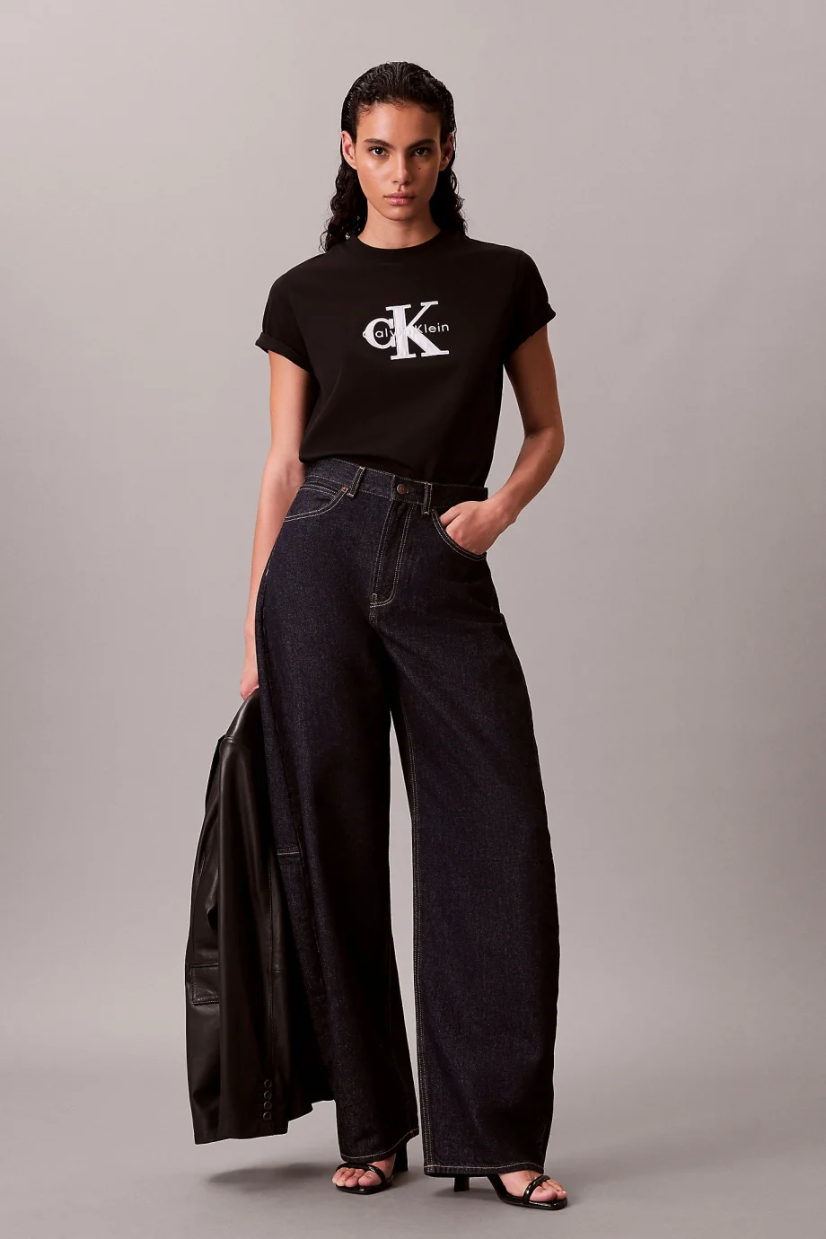 Calvin Klein Kısa Kollu Klasik Monologo Metalik Bisiklet Yaka Kadın Siyah T-shirt LV047E819G-UB1