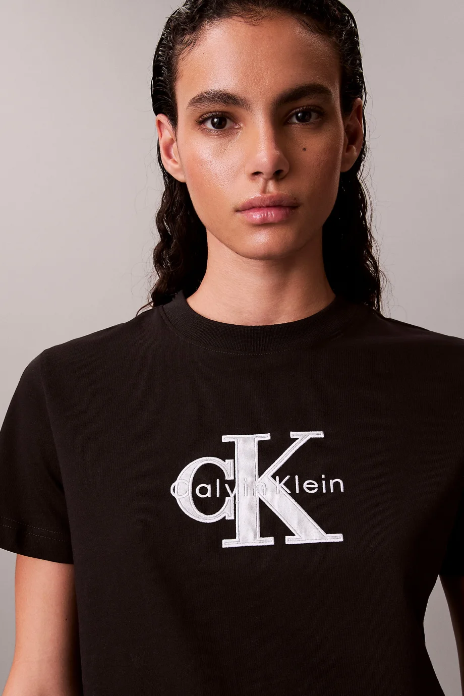 Calvin Klein Kısa Kollu Klasik Monologo Metalik Bisiklet Yaka Kadın Siyah T-shirt LV047E819G-UB1