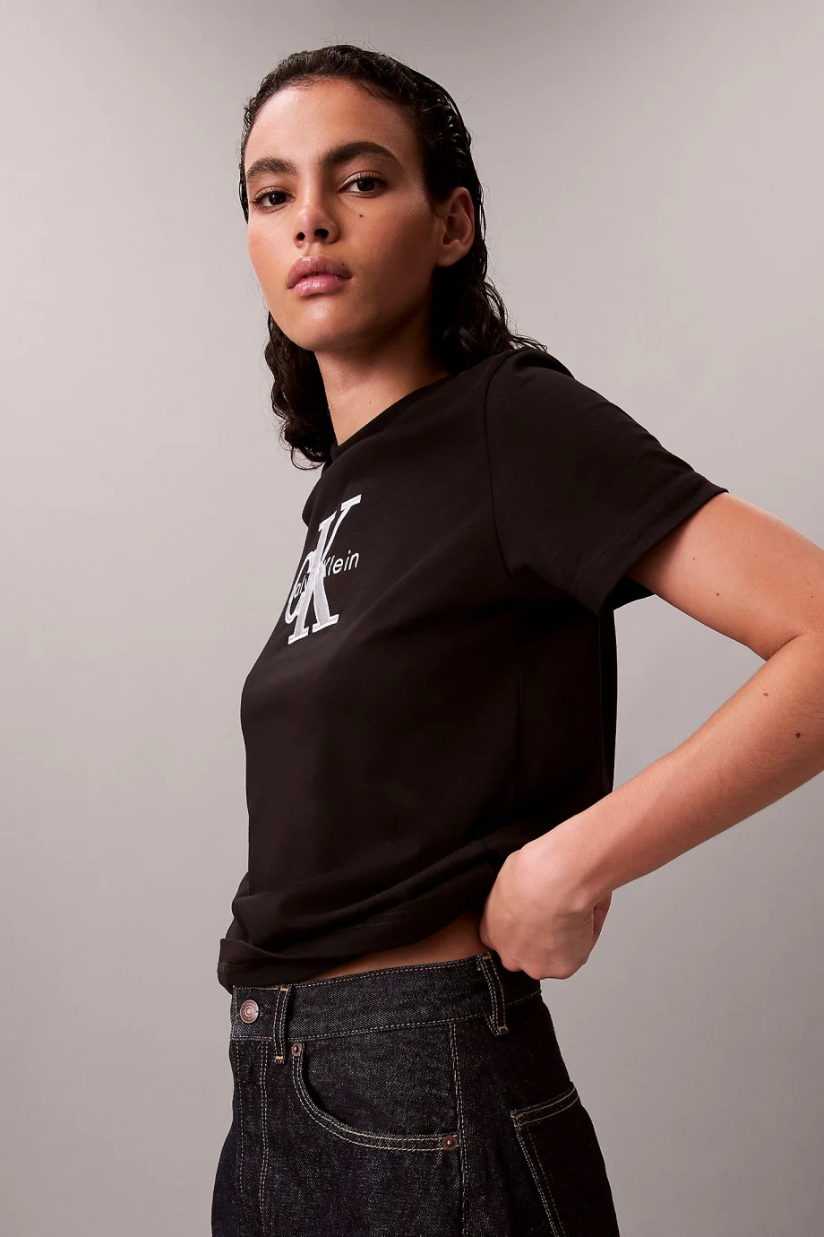 Calvin Klein Kısa Kollu Klasik Monologo Metalik Bisiklet Yaka Kadın Siyah T-shirt LV047E819G-UB1