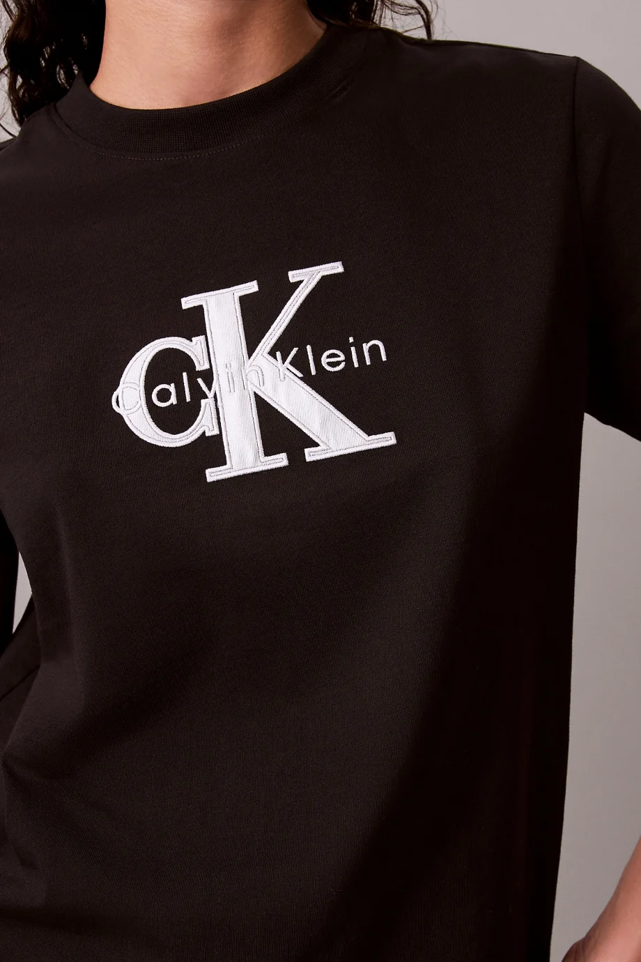 Calvin Klein Kısa Kollu Klasik Monologo Metalik Bisiklet Yaka Kadın Siyah T-shirt LV047E819G-UB1