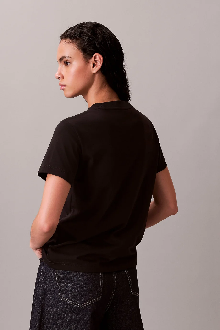 Calvin Klein Kısa Kollu Klasik Monologo Metalik Bisiklet Yaka Kadın Siyah T-shirt LV047E819G-UB1