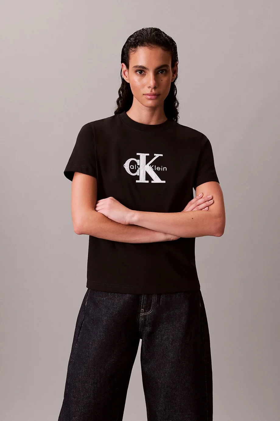 Calvin Klein Kısa Kollu Klasik Monologo Metalik Bisiklet Yaka Kadın Siyah T-shirt LV047E819G-UB1