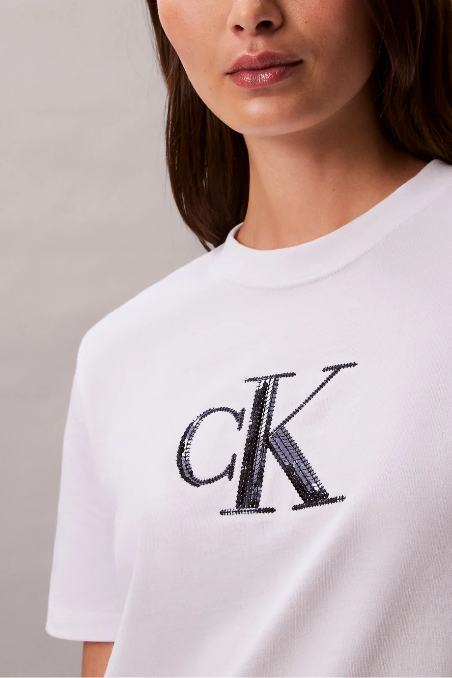 Calvin Klein Kısa Kollu Payetli CK Grafikli Kadın Beyaz T-shirt LV044E215G-YAA