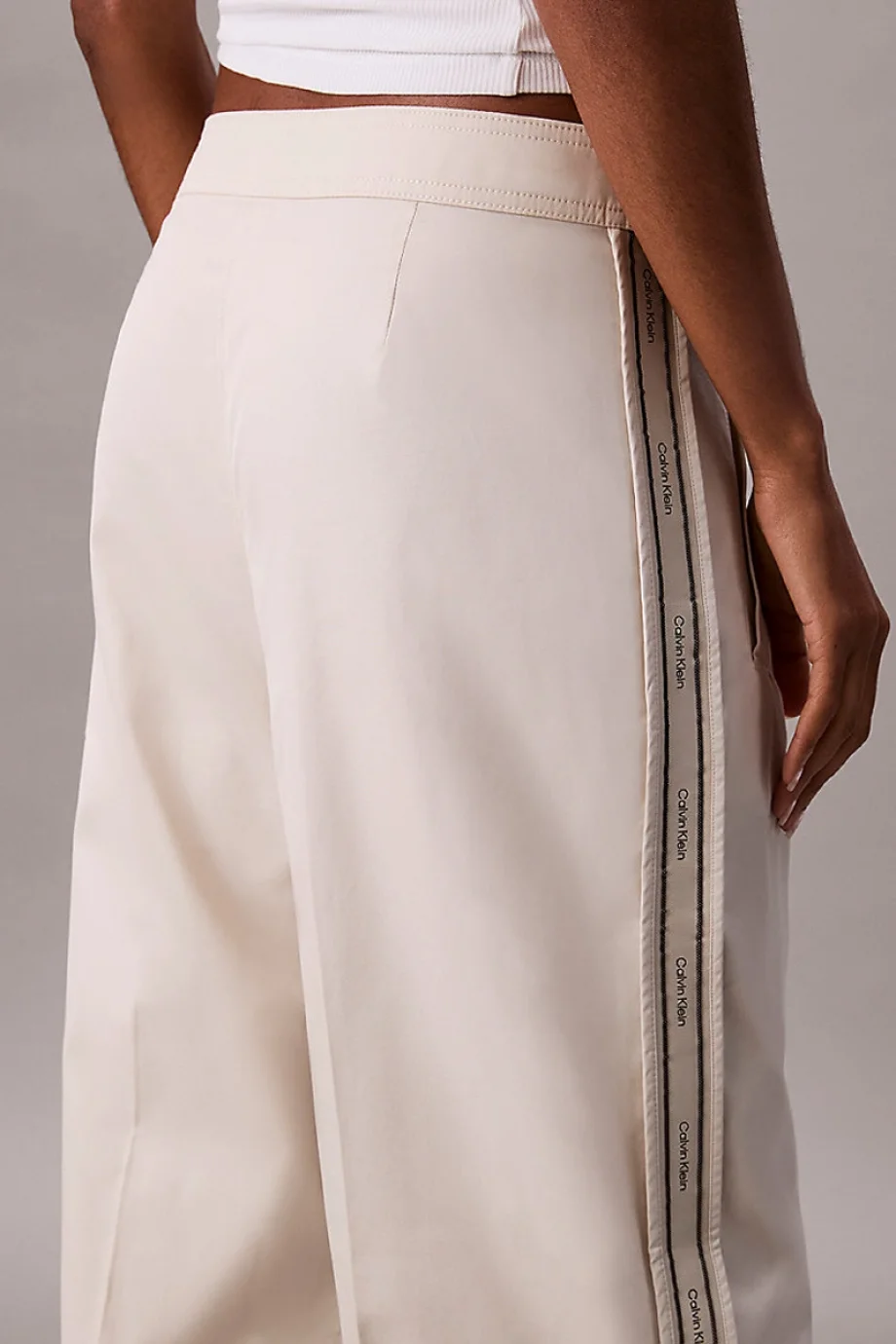 Calvin Klein Pamuklu Twill Tamamı Baskılı Logolu Çizgili Kadın Beyaz Pantolon LV044D612G-GTR