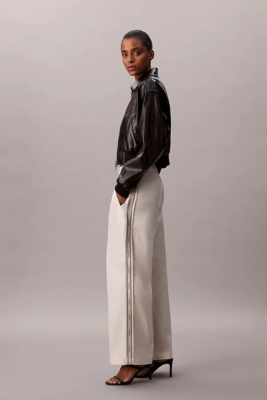 Calvin Klein Pamuklu Twill Tamamı Baskılı Logolu Çizgili Kadın Beyaz Pantolon LV044D612G-GTR