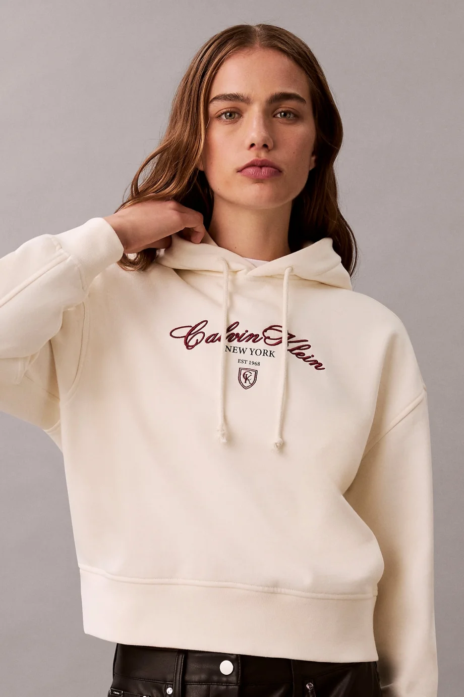 Calvin Klein Uzun Kollu Kısa Grafikli Kapüşonlu Kadın Beyaz Sweatshirt LV047E208G-YAT