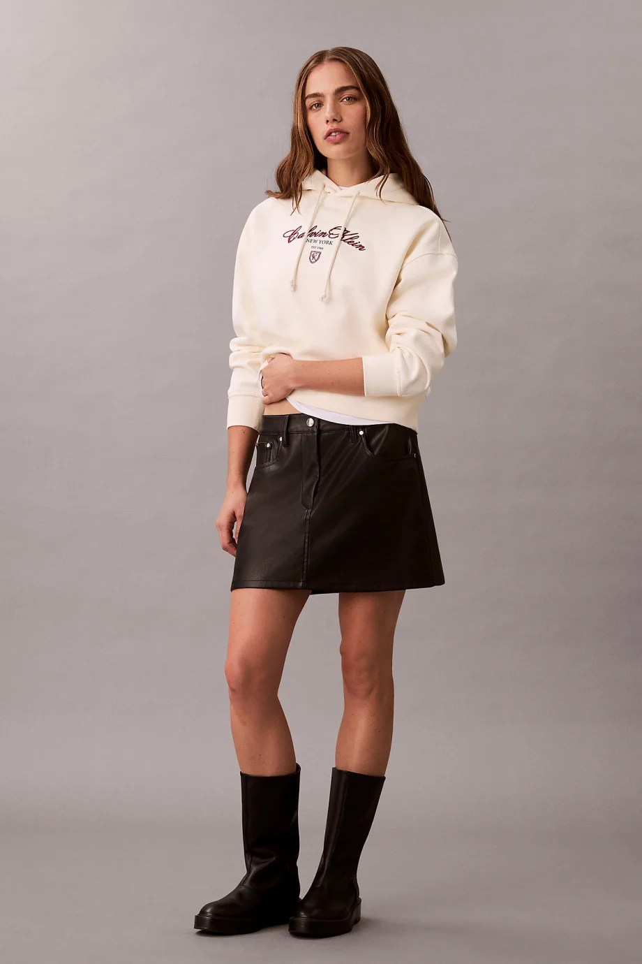 Calvin Klein Uzun Kollu Kısa Grafikli Kapüşonlu Kadın Beyaz Sweatshirt LV047E208G-YAT