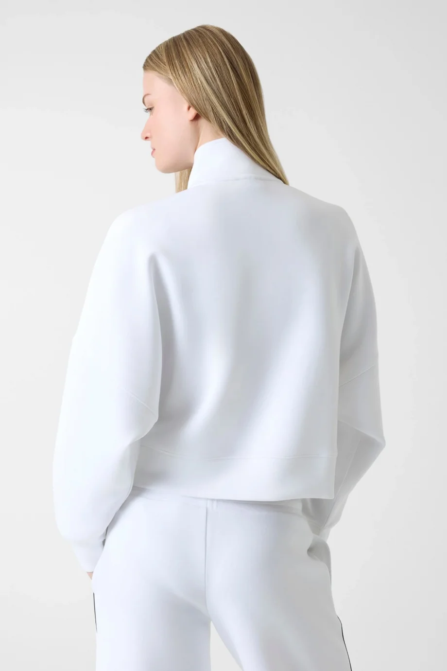 Guess GJ Düşük Omuzlu Scuba Eşofman Kadın Beyaz Sweatshirt W6RQ10KD122-G011