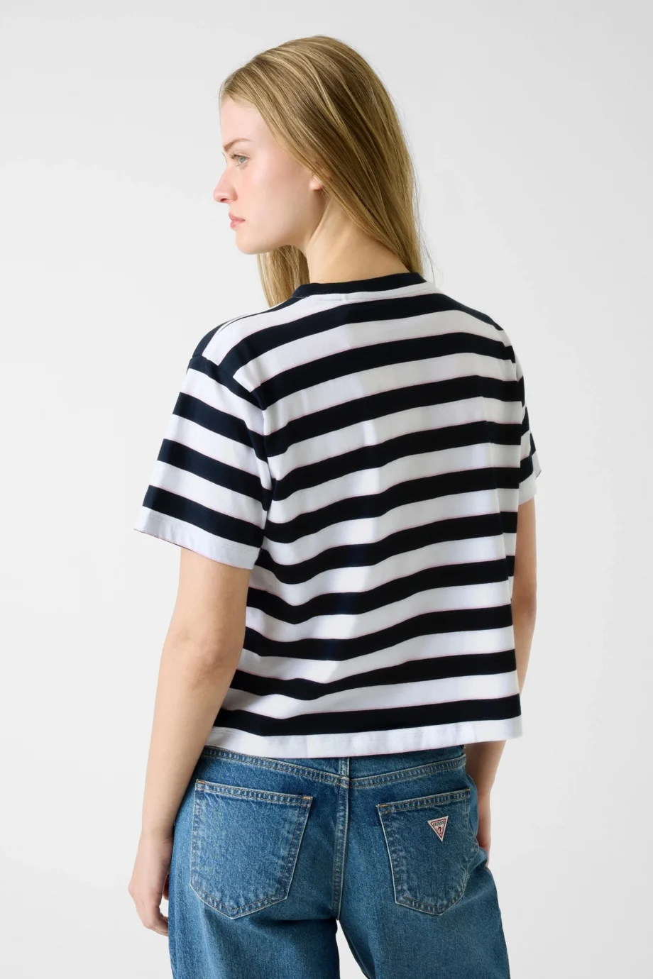 Guess GJ Kısa Kollu Bisiklet Yaka Kutulu Kesim Çizgili Kadın Lacivert T-shirt W6RI19K8HM0-S75Q