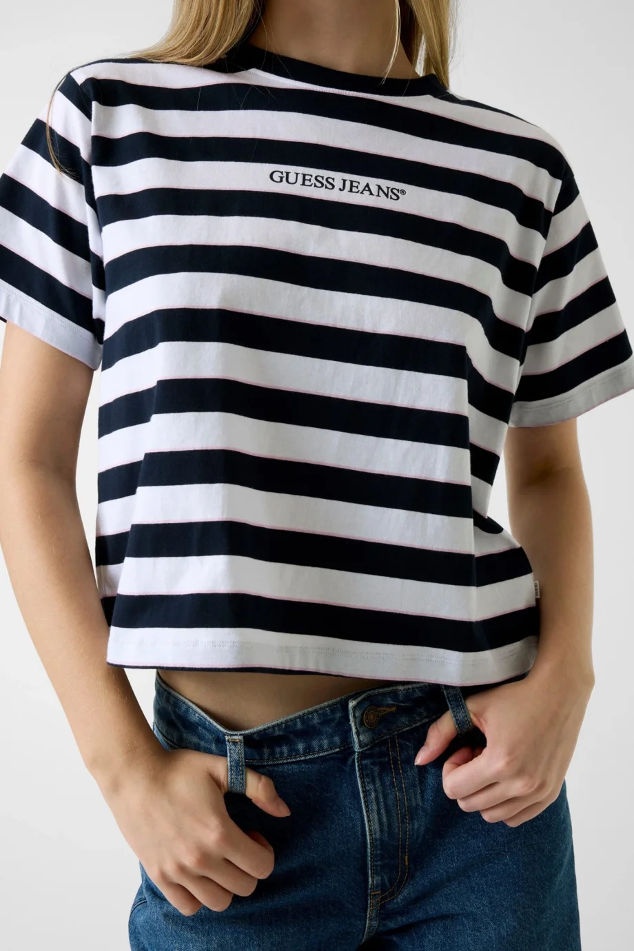 Guess GJ Kısa Kollu Bisiklet Yaka Kutulu Kesim Çizgili Kadın Lacivert T-shirt W6RI19K8HM0-S75Q