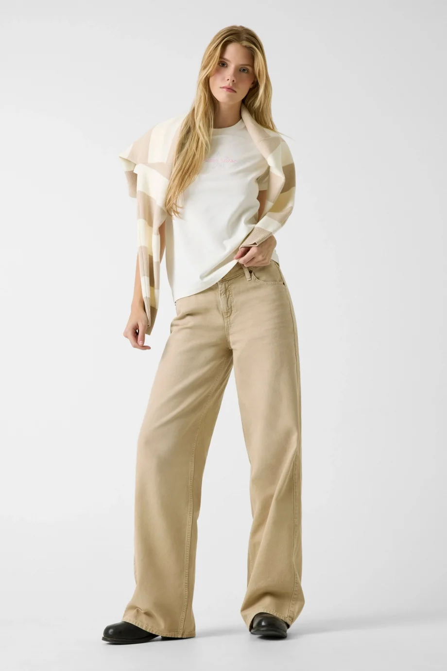 Guess GJ Kısa Kollu Bisiklet Yaka Normal Kesim Yıldız Nakışlı Kadın Krem T-shirt W6RI18J1314-G053