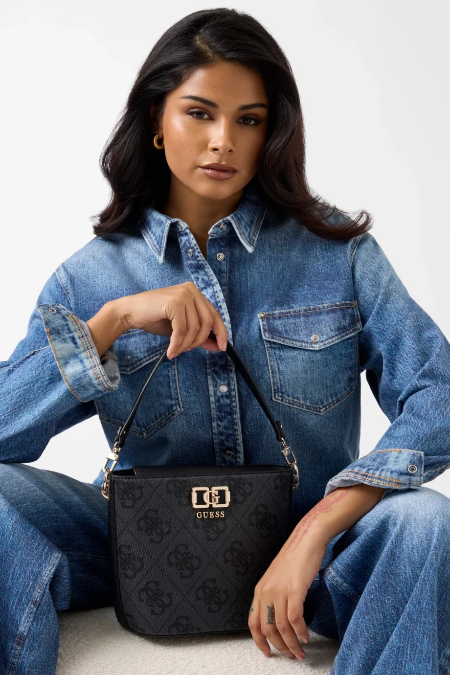 Guess Karnilla Logolu Büzgülü Kadın Antrasit El Çantası HWOS9901010-CLO