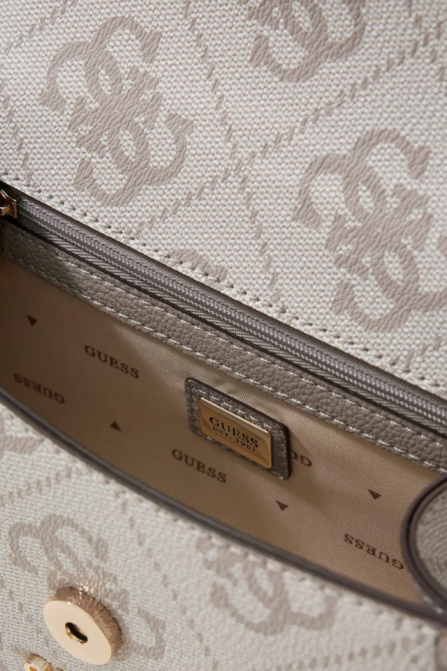 Guess Karnilla Logolu Kapaklı Omuz Kadın  Koyu Kahverengi  El Çantası HWOS9901190-DKO