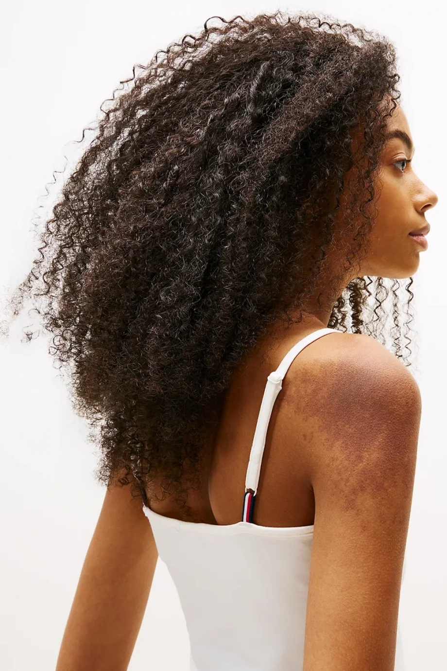 Tommy Hilfiger Denim Essentials Kadın Beyaz T-shirt  DW0DW20675YBL