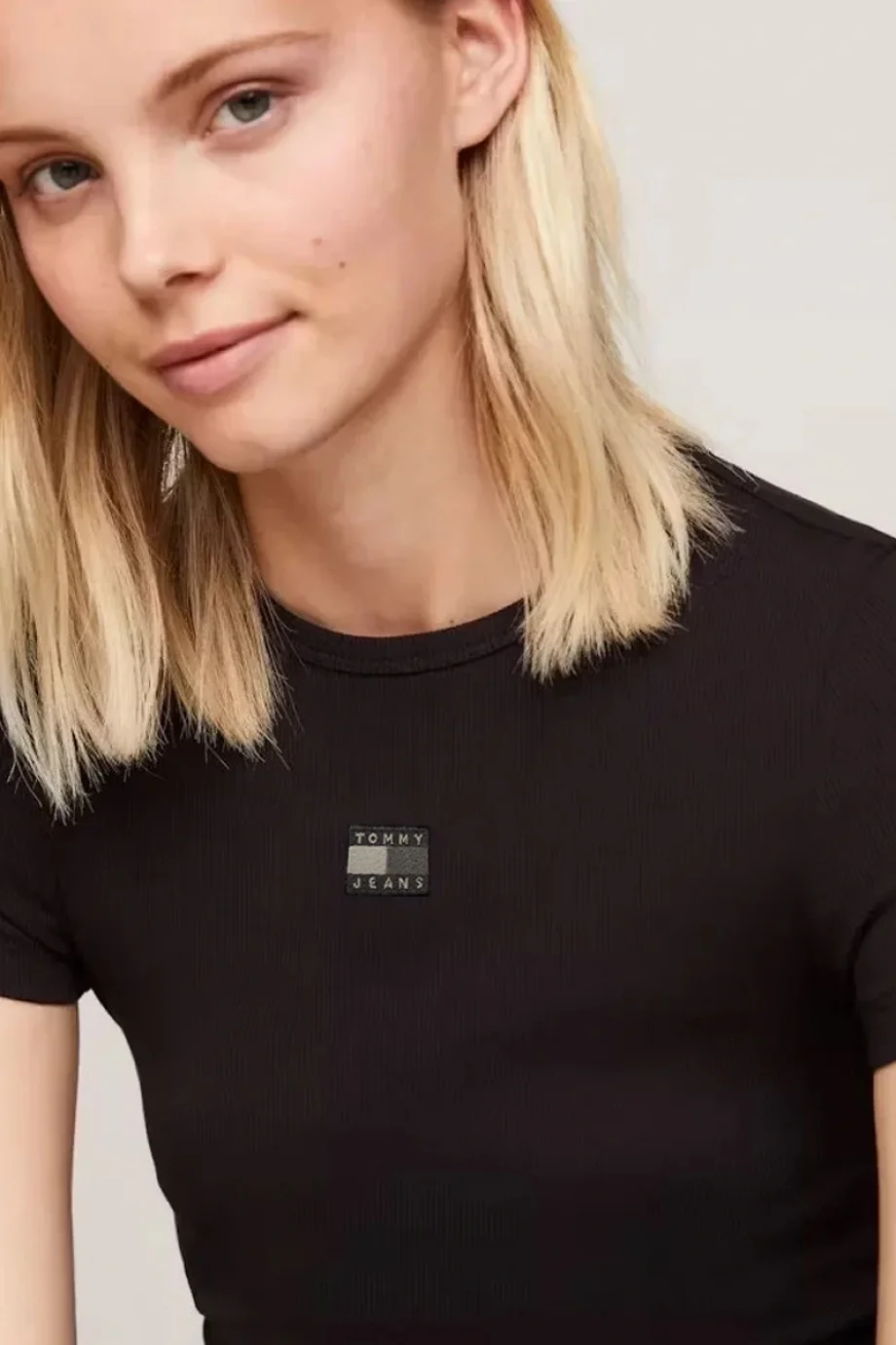 Tommy Hilfiger Kadın Slim Badge Siyah T-Shirt DW0DW17881BDS