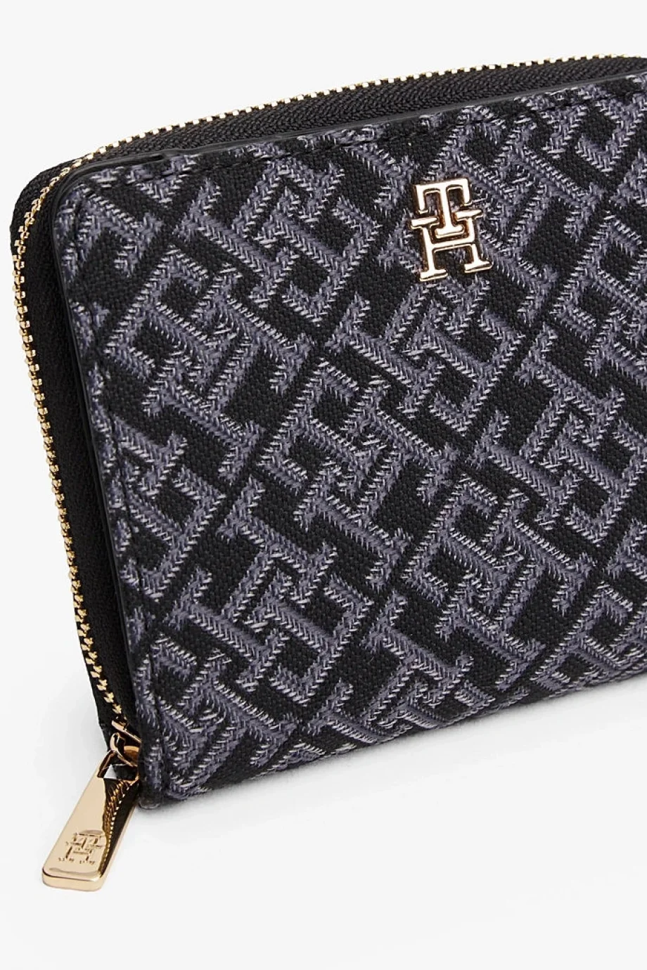 Tommy Hilfiger TH Icon Orta Boy Kapaklı Fermuarlı Jakarlı Kadın Siyah Cüzdan AW0AW17957BDS