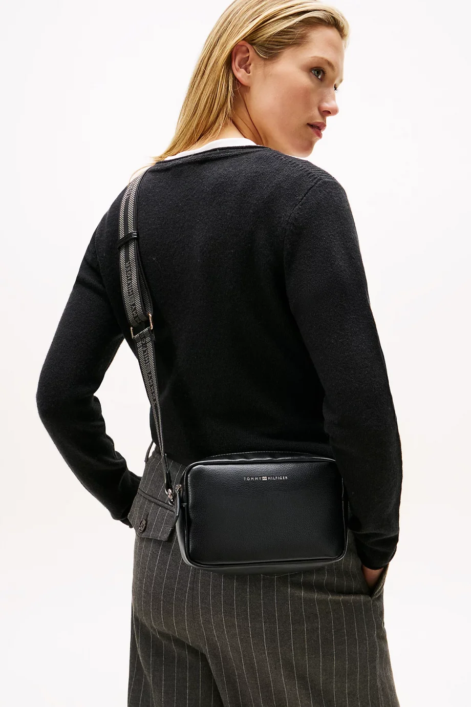 Tommy Hilfiger TH Logo Şeritli Kamera Kadın Çanta AW0AW17689BDS