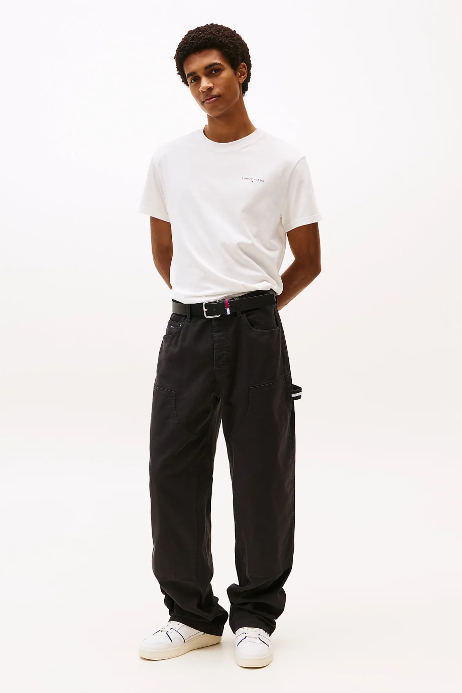 Tommy Hilfiger TJM Dar Kesim Göğüs Logolu Erkek Beyaz T-shirt DM0DM21780YBL