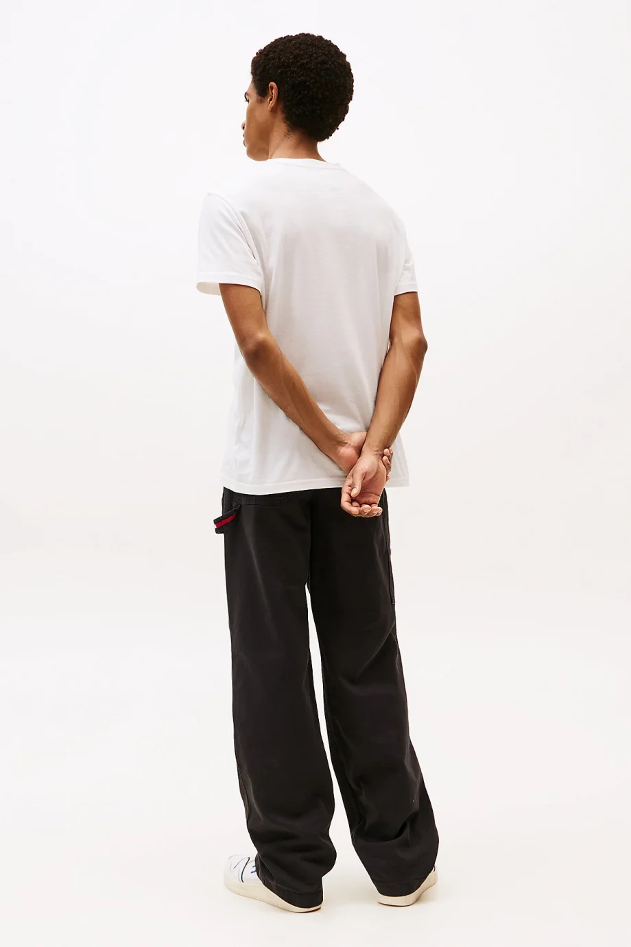 Tommy Hilfiger TJM Dar Kesim Göğüs Logolu Erkek Beyaz T-shirt DM0DM21780YBL