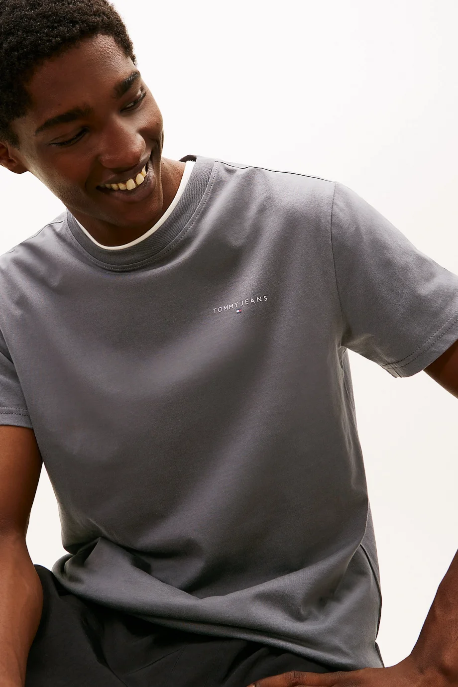 Tommy Hilfiger TJM Dar Kesim Göğüs Logolu Erkek Gri T-shirt DM0DM21780PT2