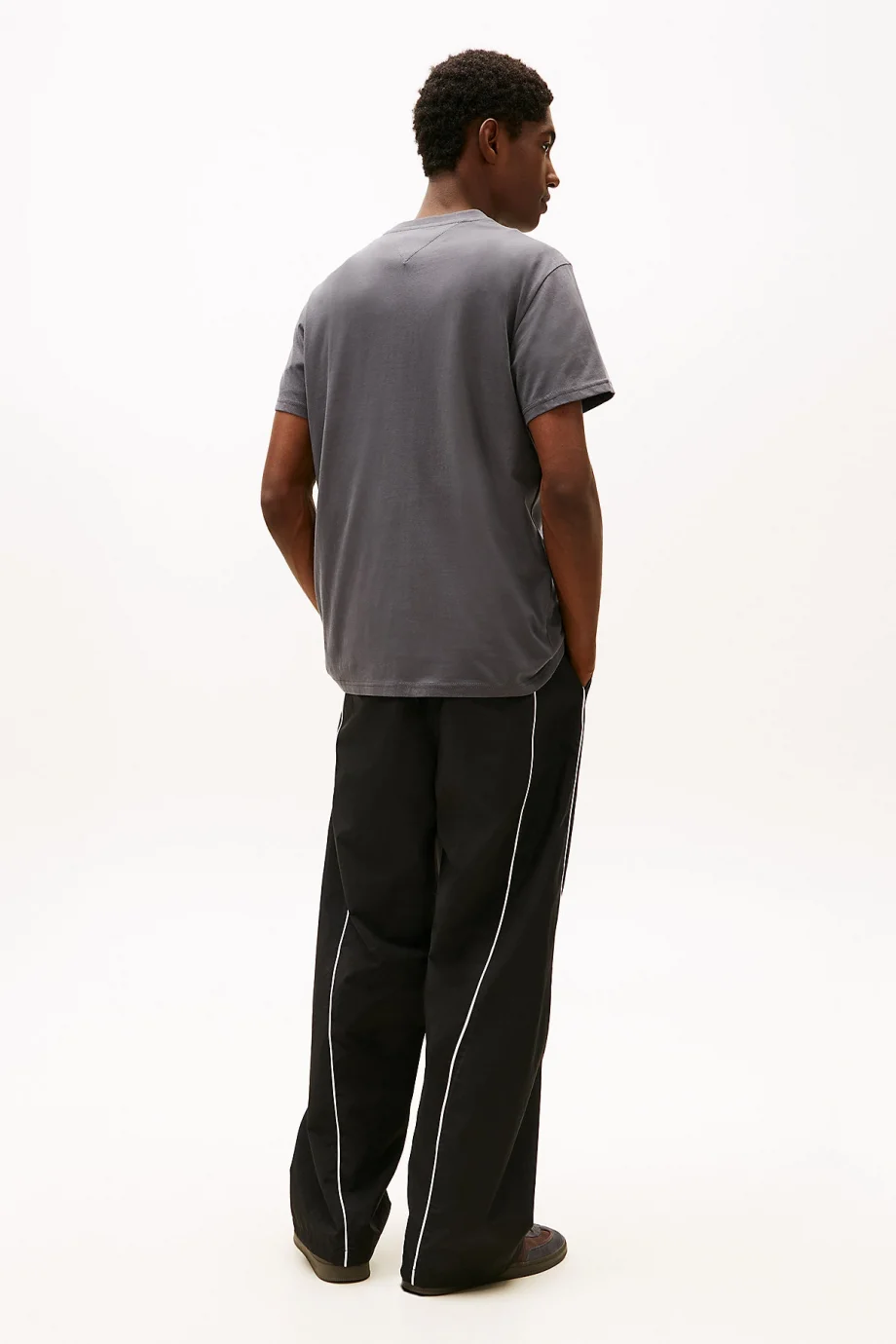 Tommy Hilfiger TJM Dar Kesim Göğüs Logolu Erkek Gri T-shirt DM0DM21780PT2