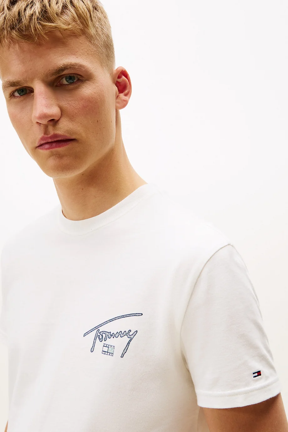 Tommy Hilfiger TJM Normal Kesim İmzalı Sırt Baskılı Erkek Beyaz T-shirt DM0DM22320YBL